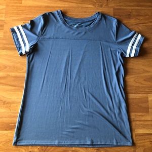 Women’s active tee size large